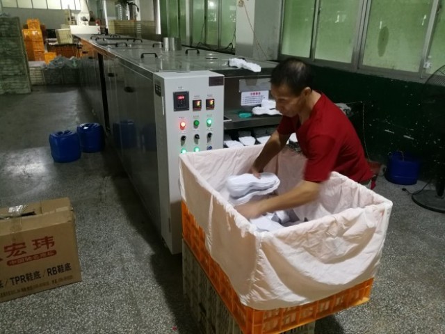 El maquina a limpiar suelas eva con UV liquidos automatico, no hay olor del quimicas, y menos manos obras&comm