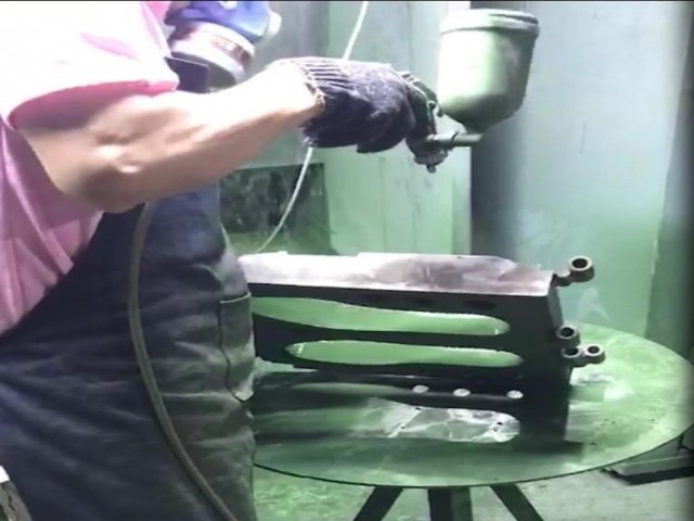 El maquinas se usan a hacer teflon al moldes con liquidos. para proteger los superfie del moldes.
