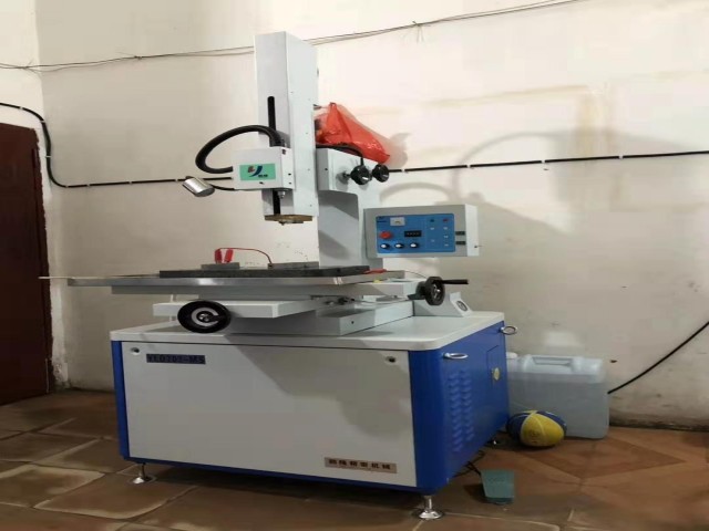 el máquina perforación para pvc moldes con airegoma.